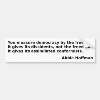 Abbie Hoffman zitiert: "Sie messen Demokratie. ." Autoaufkleber
