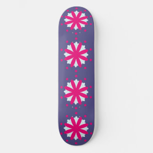 Abbildung der lila und rosa Blumenformen Skateboard