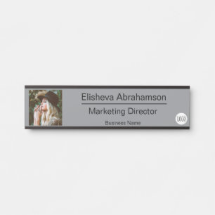 Abbildung Foto Bürotür Zeichen Graue Namensplatte Türschild