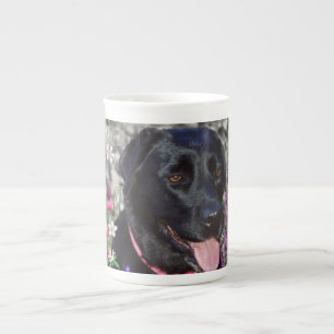Abby in den Blumen - schwarzer Labrador-Hund Prozellantasse