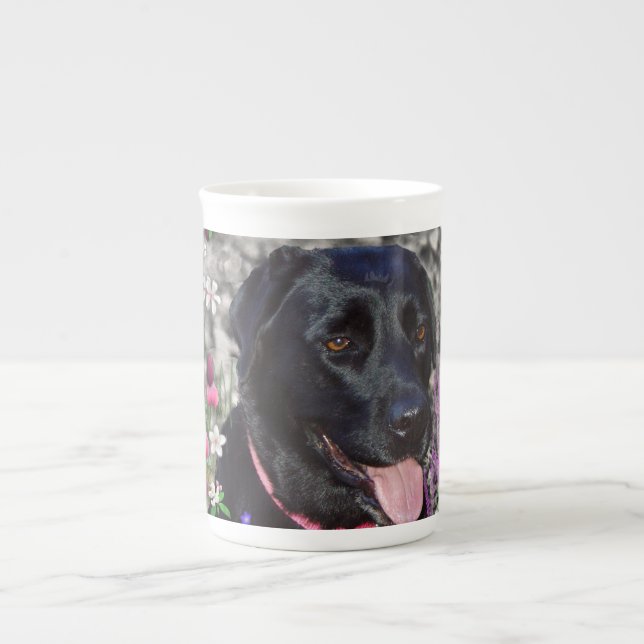 Abby in den Blumen - schwarzer Labrador-Hund Prozellantasse (Vorderseite)