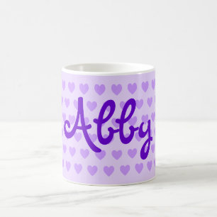 Abby in Lila Kaffeetasse