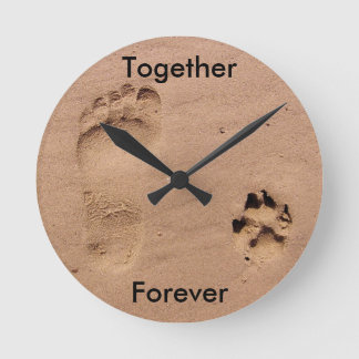 Abdruck und Tatzen-Druck im Sand Runde Wanduhr