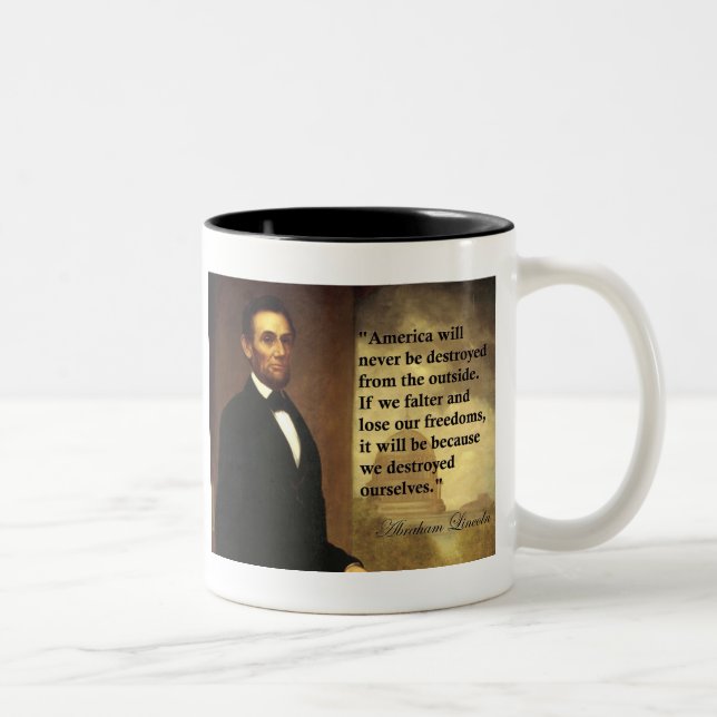 Abe Lincoln Zitat "Amerika ist nie… " Zweifarbige Tasse (Rechts)