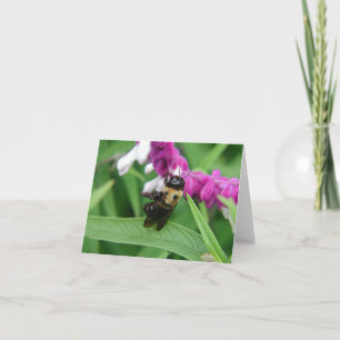 Abeille avec la carte de note de fleurs de velours