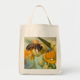 Abeille de miel dans le sac fourre-tout de printem