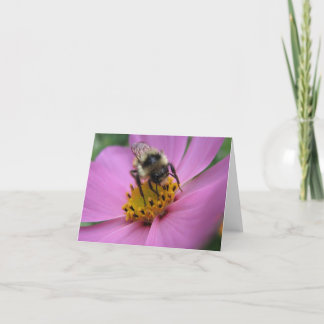 Abeille sur la carte de note de fleur