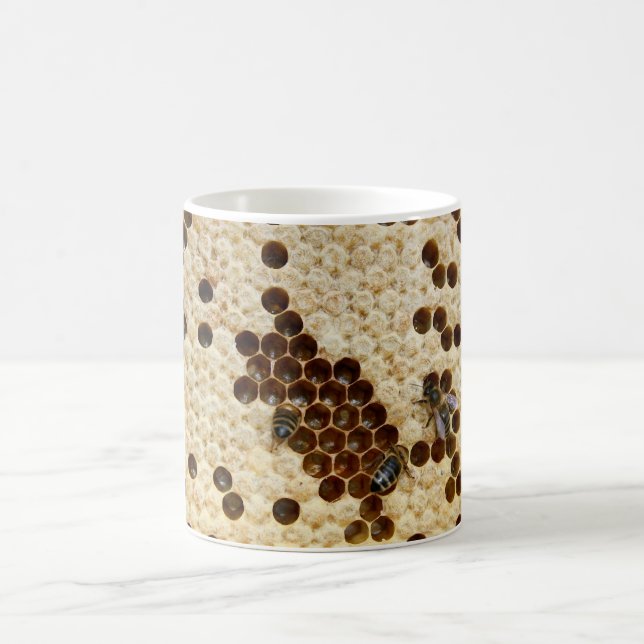 Abeilles sur la tasse de peigne de miel (Centre)