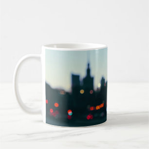 Abend Warschau: verschwommene Stadtbild-Silhouette Kaffeetasse