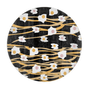 Abendessen mit Eiern und Nudeln Schneidebrett