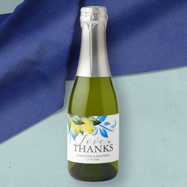 Abendessen mit Hochzeitstisch und Bubbly (wedding favors mini champagne label botanical watercolor lemons by Victoria Grigaliunas Alfresco)