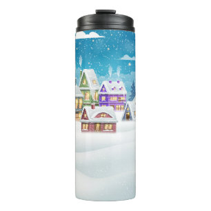Abendliche Winterlandschaft mit schneebedecktem Thermosbecher
