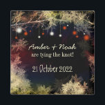 Abends-Garten-Schnur beleuchtet Wedding Save the Magnet<br><div class="desc">Elegantes, wunderliches Baum- des WaldesBlätter in den Schatten des Goldes u. Rot reizende rote u. weiße Schnur beleuchtet auf den Baumniederlassungen, die auf kundenspezifischem Save the Date Wedding Einladungs-Magneten illustriert sind. Der schöner und Chicentwurf, der für Ihre bevorstehende ABENDS-SCHNUR fantastisch ist, BELEUCHTET HOCHZEIT | ROTER u. GOLDfarbentwurf WEDDING | NATUR...</div>