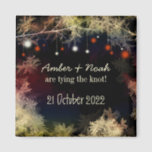 Abends-Garten-Schnur beleuchtet Wedding Save the Magnet<br><div class="desc">Elegantes, wunderliches Baum- des WaldesBlätter in den Schatten des Goldes u. Rot reizende rote u. weiße Schnur beleuchtet auf den Baumniederlassungen, die auf kundenspezifischem Save the Date Wedding Einladungs-Magneten illustriert sind. Der schöner und Chicentwurf, der für Ihre bevorstehende ABENDS-SCHNUR fantastisch ist, BELEUCHTET HOCHZEIT | ROTER u. GOLDfarbentwurf WEDDING | NATUR...</div>