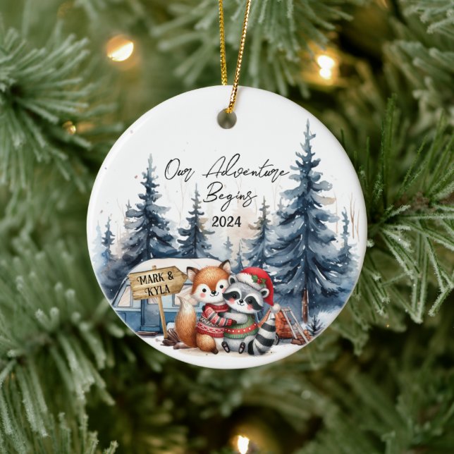 Abenteuer beginnt Erste Weihnachtsfeier Keramik Ornament (Baum)