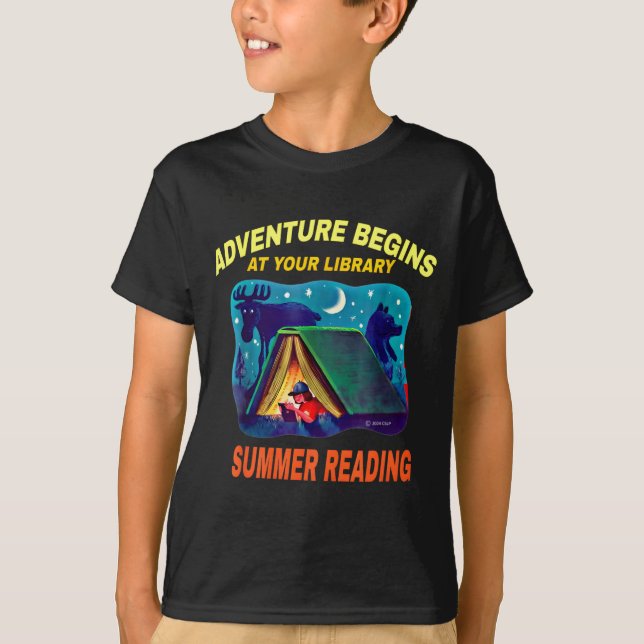 Abenteuer beginnt im Bibliotheks-Sommerleseprogram T-Shirt (Vorderseite)