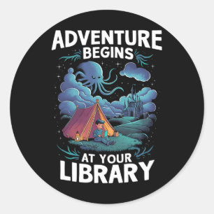 Abenteuer beginnt in Ihrem Bibliothekbuch Wandern Runder Aufkleber