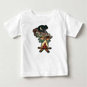 Abenteuer bei Lagerfeuer-Nacht Baby T-shirt