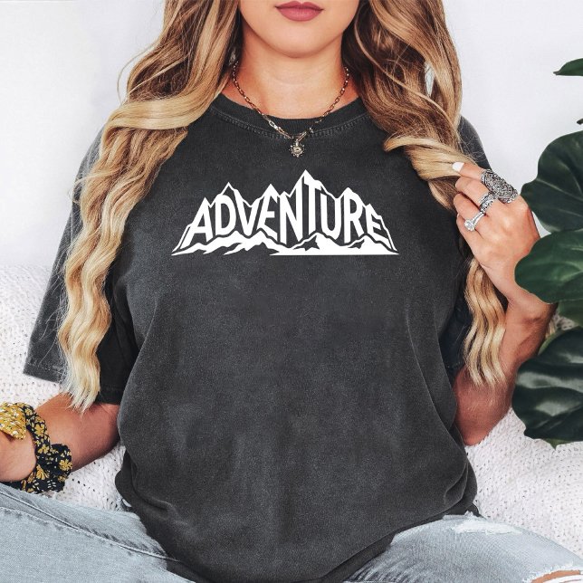 Abenteuer-Berg-Textgrafik T-Shirt (Von Creator hochgeladen)