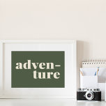Abenteuer | Einfaches grünes Zitat Poster<br><div class="desc">Dieses schlichte und stilvolle Wandkunstposter besticht durch das inspirierende Wort - Abenteuer - in waldgrüner und weißer moderner minimalistischer Typografie. Eine tolle Geschenkidee für Reisende,  Entdecker und Abenteurer.</div>