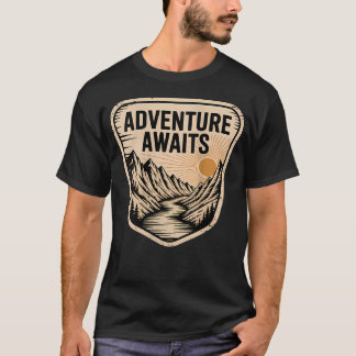 Abenteuer erwartet Bergfluss-Sonnenuntergang T-Shirt