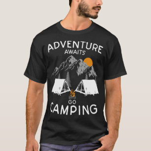 Abenteuer erwartet, gehen Camping in der Natur für T-Shirt