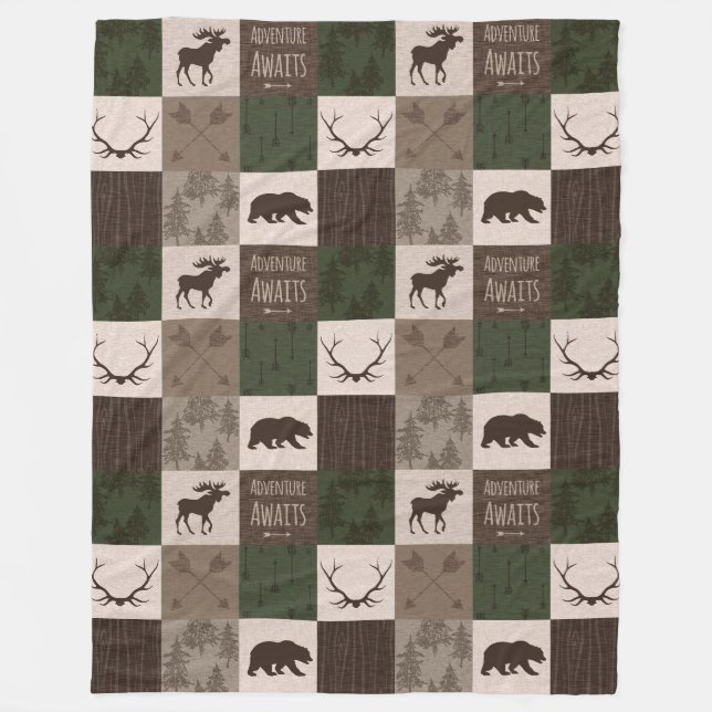 Abenteuer erwartet Waldgebiet Patchwork - grün/bra Fleecedecke (Vorderseite)