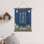 Abenteuer erwartet Woodland Boy Kids Wall Deco Wandteppich Mit Holzrahmen<br><div class="desc">Ein personalisiertes Kindergeschenk mit einem abenteuerlichen Waldthema,  mit Sternenkompass und niedlichen Tieren.</div>