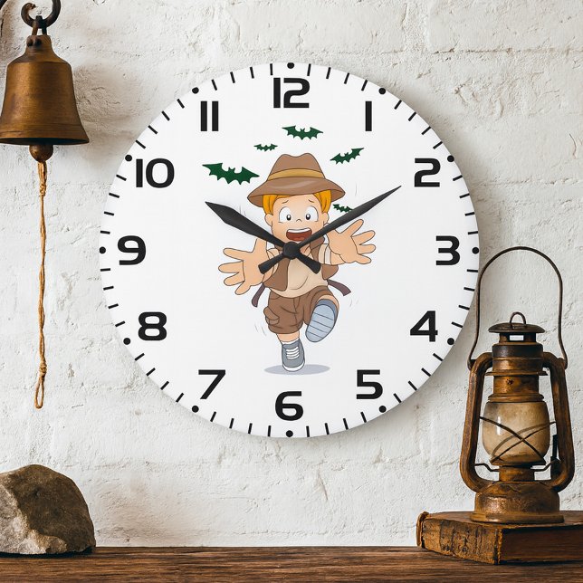 Abenteuer-Explorer-Kid läuft von Fledermäusen Große Wanduhr (Von Creator hochgeladen)