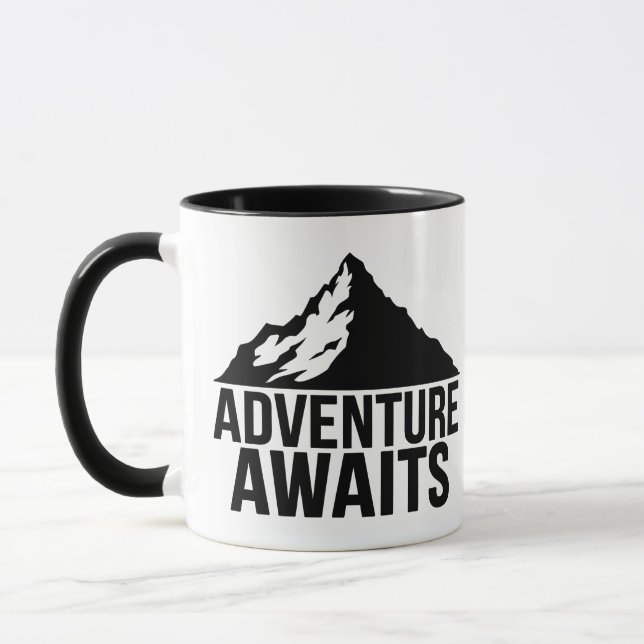 Abenteuer warten auf Bergwanderdesign Tasse (Links)