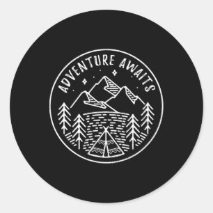 Abenteuer warten Retro-Sommercamp-Zelt-Shirt für Runder Aufkleber