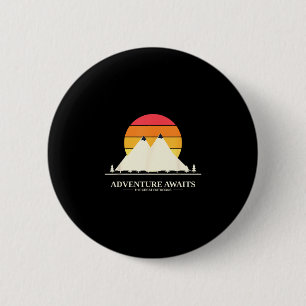 Abenteuer wartet Retro-Sonnenuntergang-Bergwandern Button