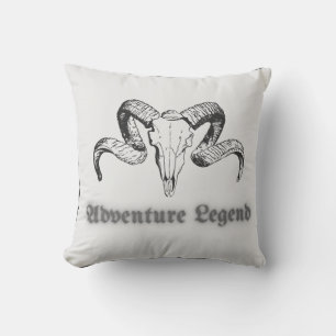 Abenteuerlegende – Ram Skull Gothic-Emblem Kissen
