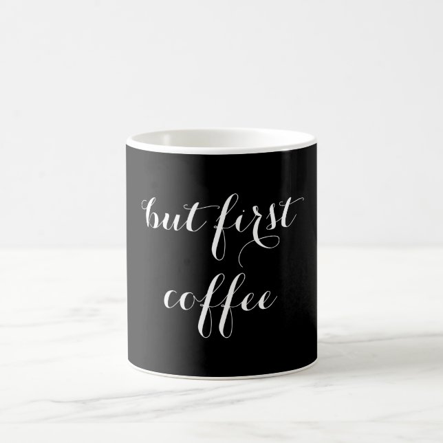 "Aber der erste Kaffee" zitiert schwarz & weiß Kaffeetasse (Mittel)