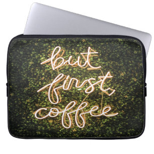 Aber erst Kaffee, Neonlicht Zitat Sprichwort Laptopschutzhülle