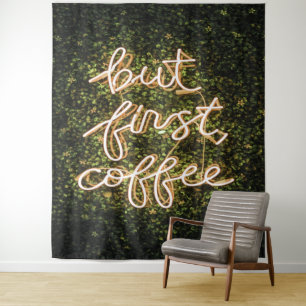 Aber erst Kaffee, Neonlicht Zitat Sprichwort Wandteppich
