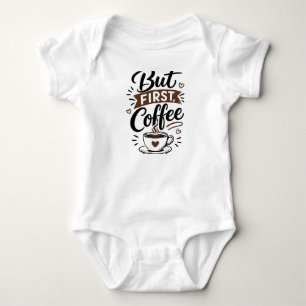 Aber zuerst, Kaffee T-Shirt – Lustiges Kaffee-Lieb Baby Strampler