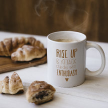 Aber zuerst Kaffee – Tasse mit kühner brauner Typo