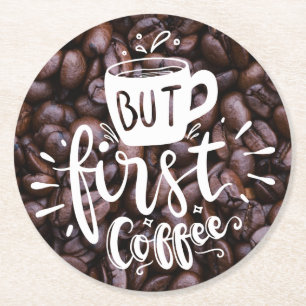 Aber zuerst Kaffee Zitat Weiße Typografie Bohnen  Runder Pappuntersetzer