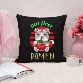 aber zuerst Ramen. niedliche Katze, die Ramen isst Kissen