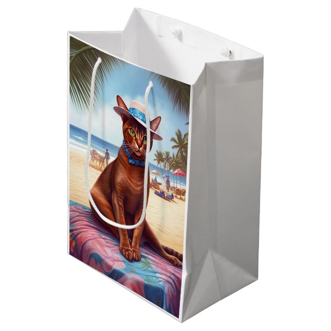 Abessinienkatze am Strand, Sommergeschenk für Katz Mittlere Geschenktüte (Vorderseite Schrägansicht)