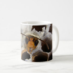 Abfall aus der Tasse des Nestbugs