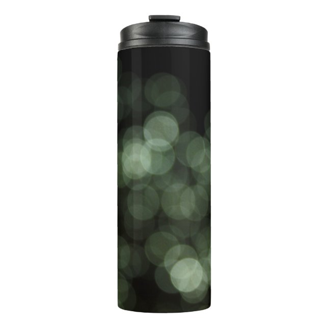 Abgeblendete grüne Lichter, digital Thermosbecher (Vorderseite)