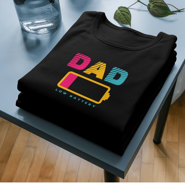 Abgebrannter Vater T-Shirt (Dad low battery typography (customizable content))