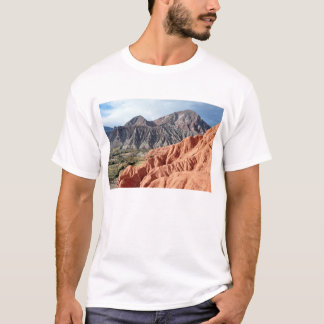 Abgefressener Gebirgszug in Salta Provinz T-Shirt