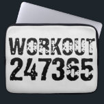 Abgelaufener und kratzter Text Workout 247365 schw Laptopschutzhülle<br><div class="desc">Abgelaufener Text Workout 247365 in schwarzer Farbe mit weißem Hintergrund. Perfekt für alle, die sich im Fitnessraum bewegen, Fitness, trainieren, Bodybuilding und trainieren.</div>