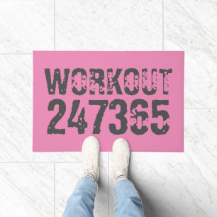 Abgenutzt und zerkratzter Text Workout 247365 pink Fußmatte