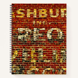 Abgenutztes Grunge-Schild auf Backsteingebäude Fot Notizbuch