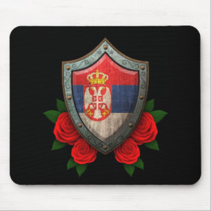 Abgenutztes Serbian-Flaggen-Schild mit Roten Rosen Mousepad