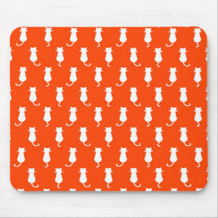 Abgeschiedene weiße Katze auf Orange Polka Dot Pat Mousepad